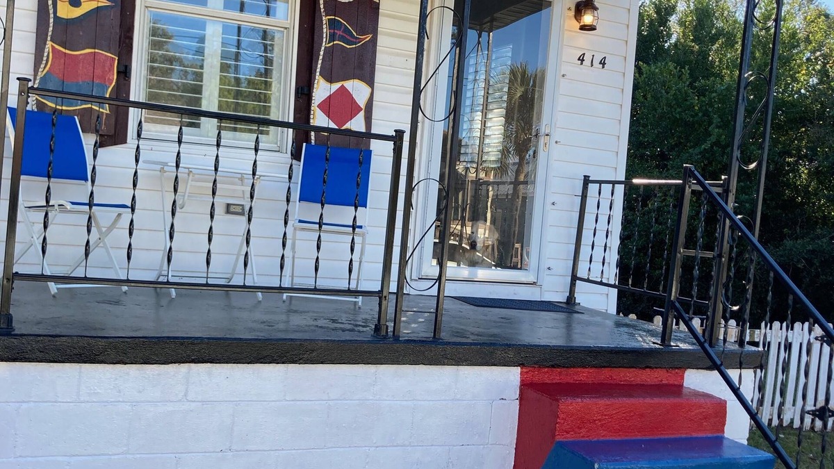 South Pensacola Cottage | Fun Quirky Cottage for 1 or 2-short drive to the beach