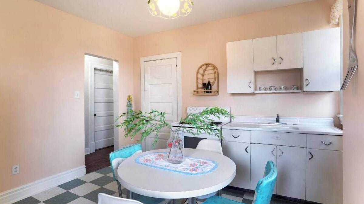 Bellevue Apartment | Fun Retro Apartment on Quiet Dead End Street Near Stage AE & Acrisure Stadium