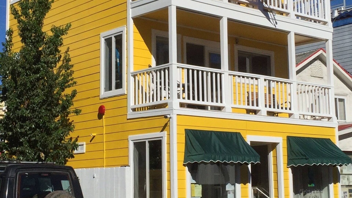 Avalon Villa | Fun Vibe in town Very CleanBestReviews1stBlock, Balconies, kayaks, SUP’s, chairs