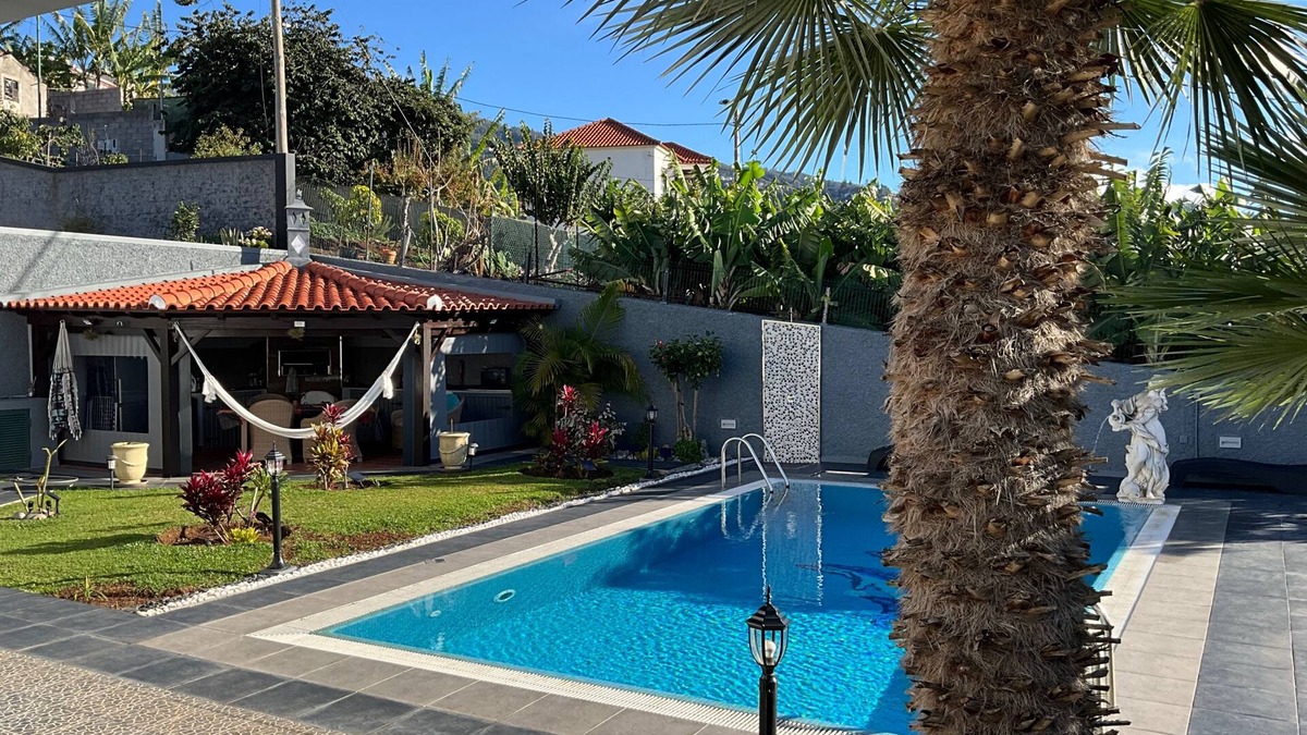 Sao Roque Apartment | Funchal Apt- Sleeps 2 - Pool & Parking - Madeira