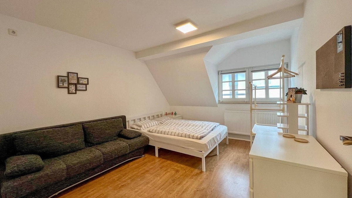 Dreikonigenviertel Bed & Breakfast | Functionally furnished room
