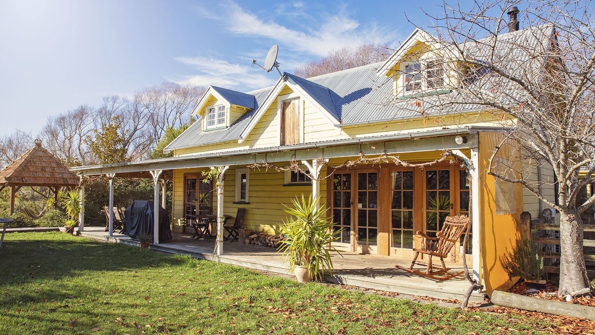 Waipara House | Funky idyllic Barn with private spa/swimming pool