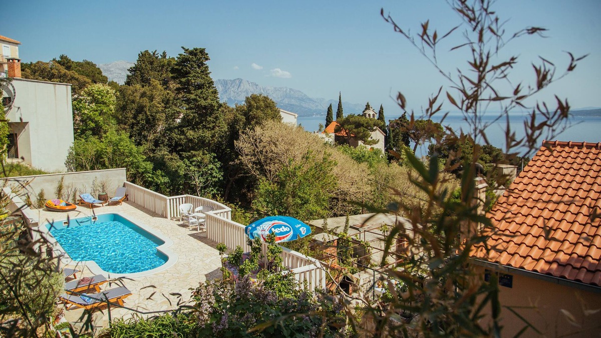 Marusici House | Funky-rustic House/w. heated Pool/between Split&Makarska; 250m from beach