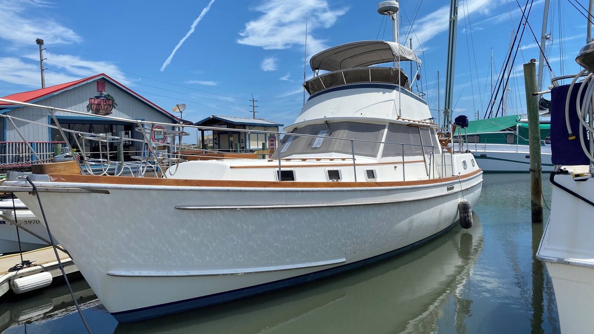 St. Augustine Boat Rental | Funshine - A classic 2-bedroom, 1.5 bath, yacht in delightful St. Augustine.