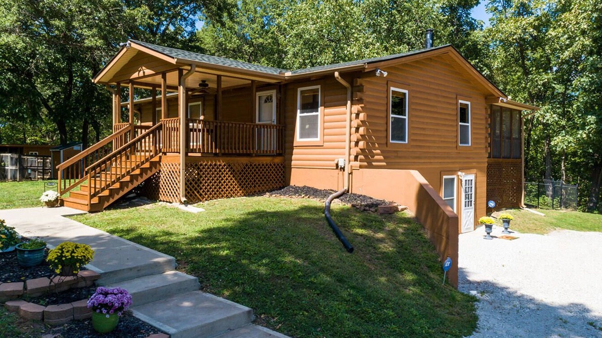 Johnson County House | Furnished 1 bedroom and 1 bath full kitchen washer dryer on 6 Acres