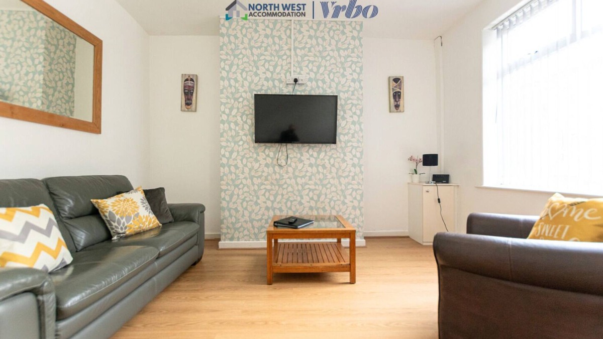 Leigh House | Furnished 2BR House in Leigh | Free Parking & Fast WiFi | Long Stays Welcome