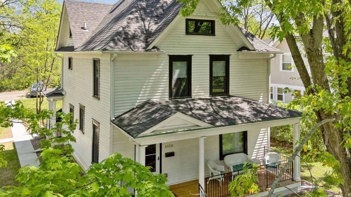 Hudson House | Furnished 3BR Corporate Rental, Walk to Downtown Hudson, 21 minutes to St. Paul