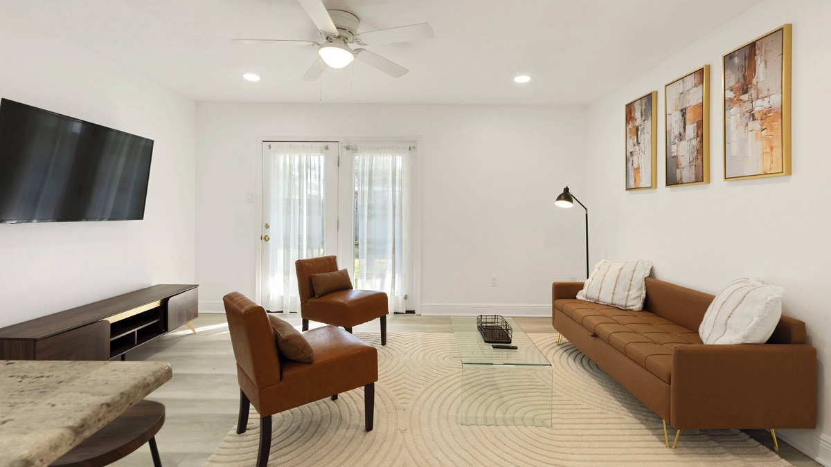 Bonnabel Place House | Furnished Corporate 3-BR Townhome, Fast WiFi, Pet friendly, Bucktown, Metairie