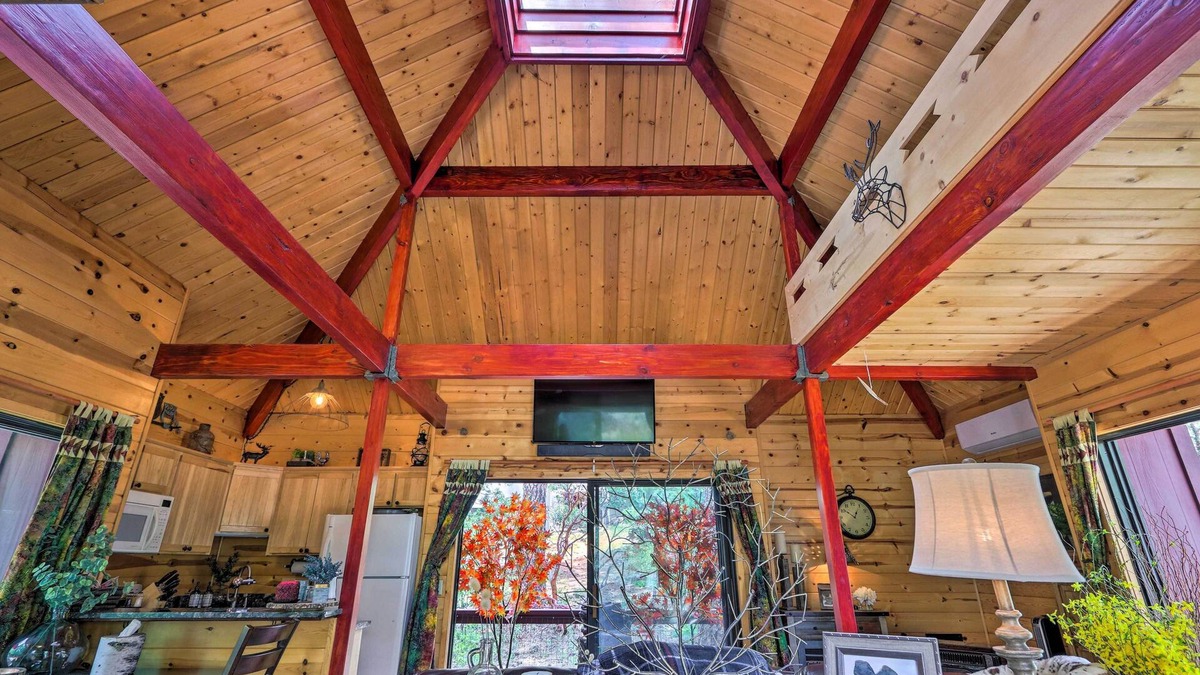 Strawberry Cabin | Furnished Deck: Romantic Strawberry/Pine Studio!