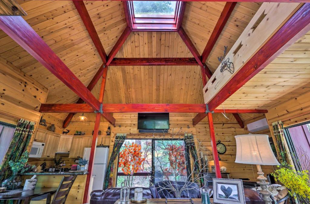 Strawberry House | Furnished Deck Romantic StrawberryandPine Studio!