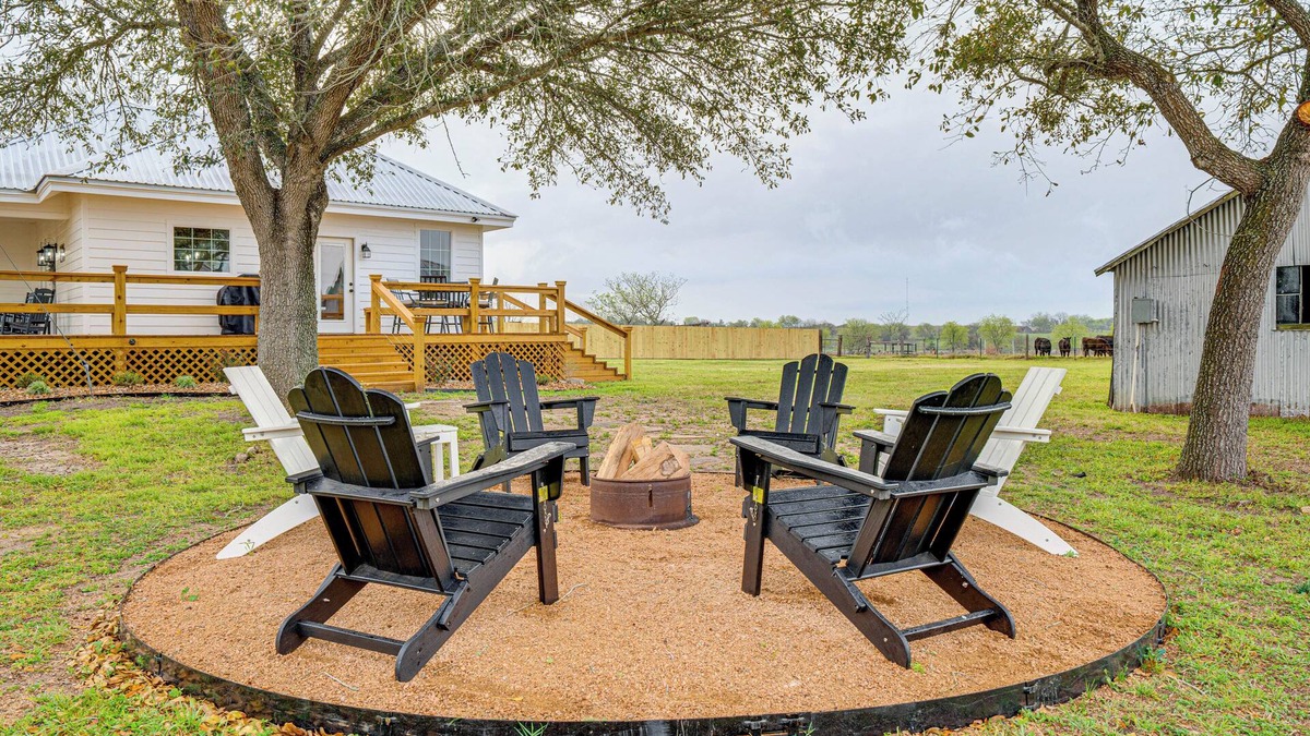 Schulenburg House | Furnished Deck + Views: Rural Schulenburg Retreat