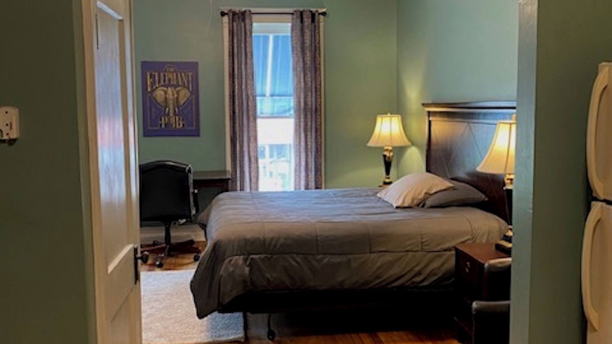Hannibal Apartment | Furnished efficiency for healthcare workers and executives in historic downtown.
