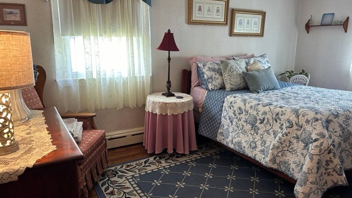 New Bedford House | Furnished & Flexible – Perfect for Longer Stays in Dartmouth, MA!