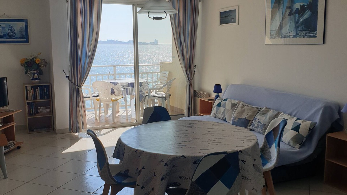 Saint-Vaast-la-Hougue Apartment | Furnished apartment in Saint Vaast la Hougue with feet in the water