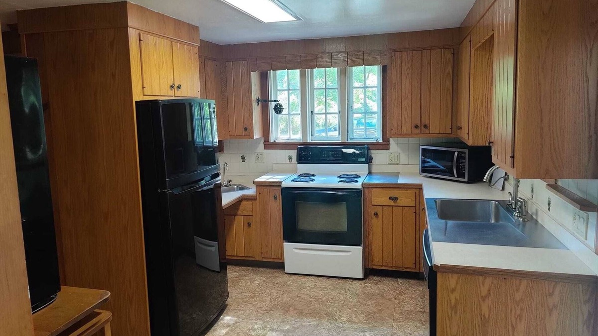 Storrs House | Furnished large room in walking distance to UConn Storrs. Room n