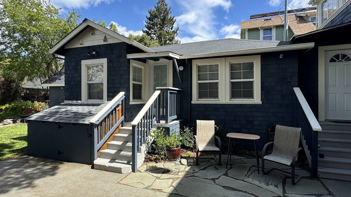 North Berkeley Cottage | Furnished North Berkeley pet-friendly cottage in the center of it all