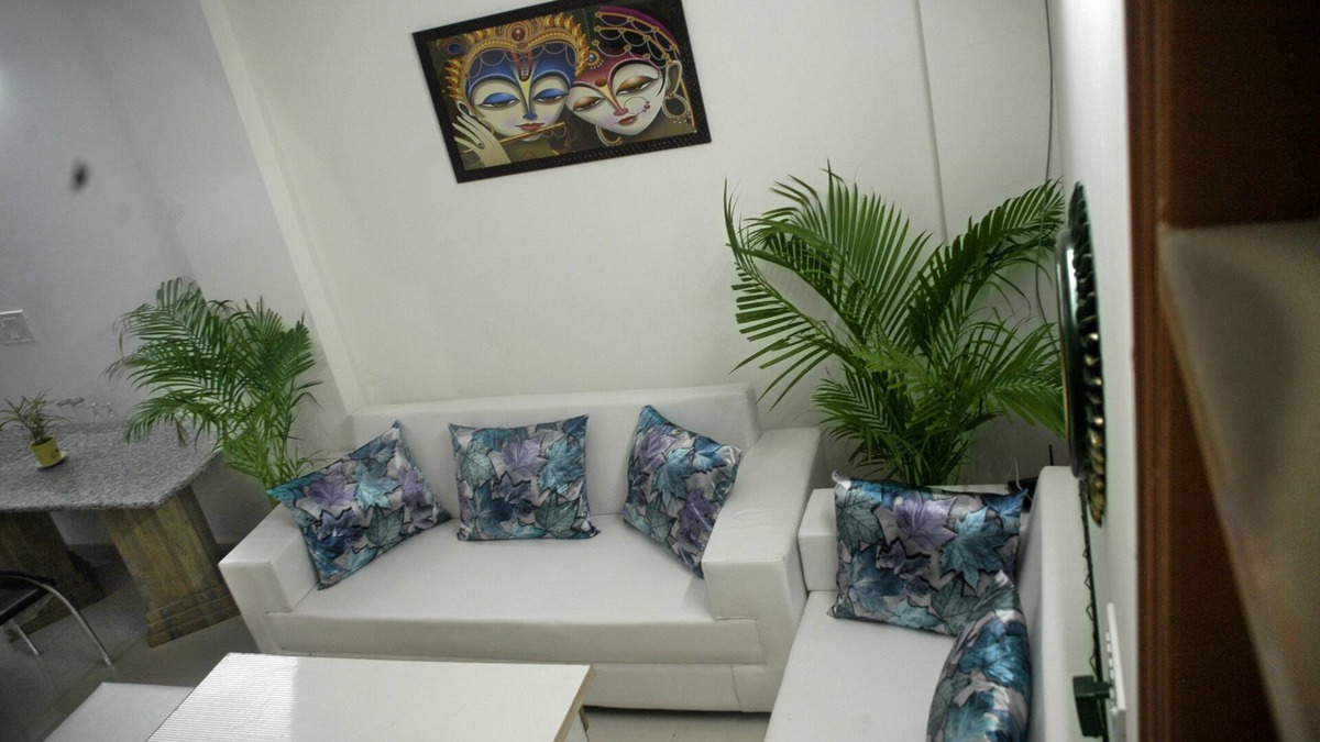 Delhi Apartment | Furnished Service apartment for minimum 1 month stay with common Kitchen