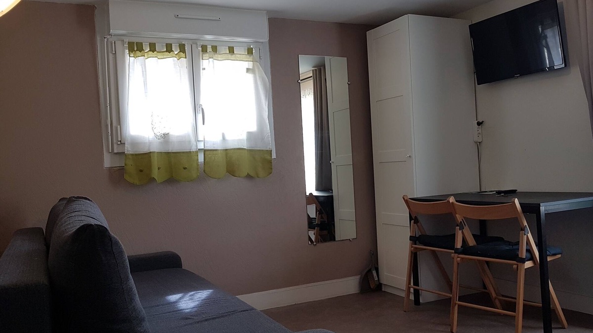 Bagnoles-de-l'Orne Apartment | furnished studio in comfortable single-family house with mature garden