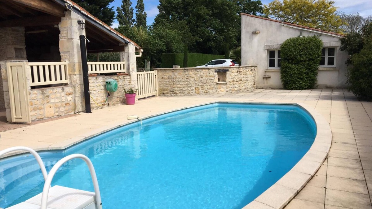 Geay Apartment | FURNISHED STUDIO IN CHARMING GITE
