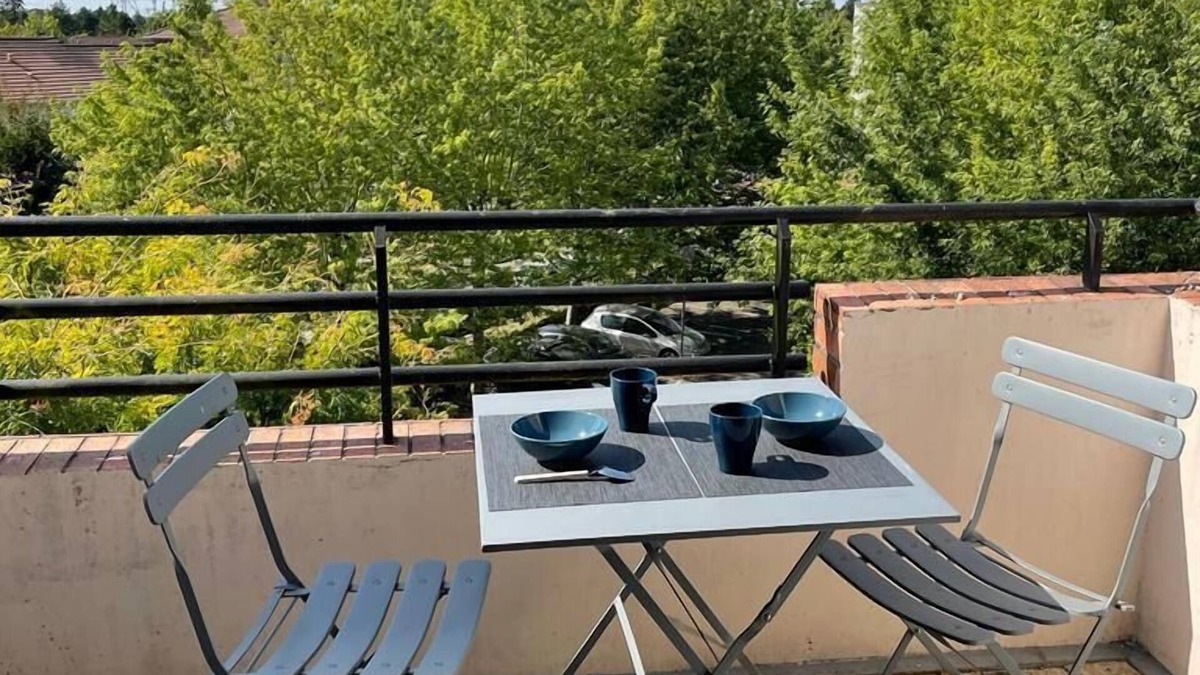 Elancourt Apartment | Furnished studio, modern decor, quiet location.