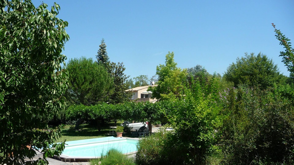 La Tour-d'Aigues Apartment | Furnished T2 (3 stars) with terrace and pool in the Luberon Côté Sud.