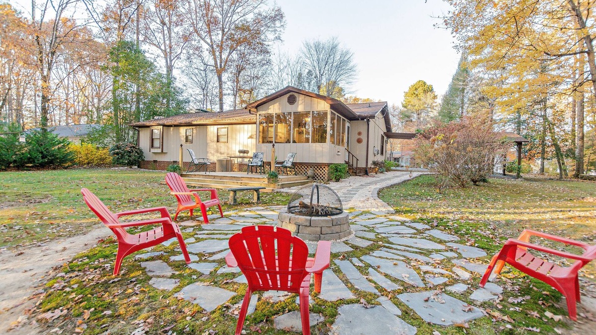 Asheboro House | Furniture Market Special - Adventure Lodge-Gameroom, Fire Ring, NC ZOO