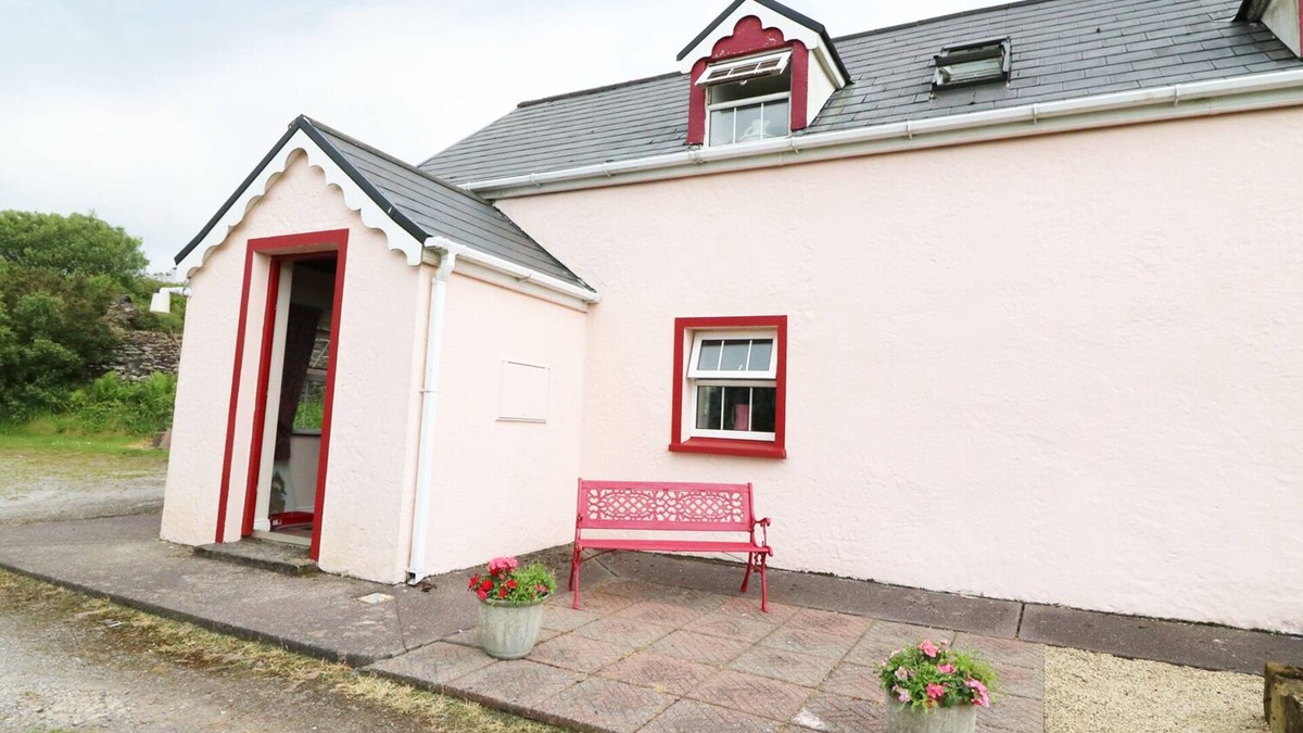 Waterville Cottage | FUSCHIA COTTAGE, pet friendly in Waterville, County Kerry