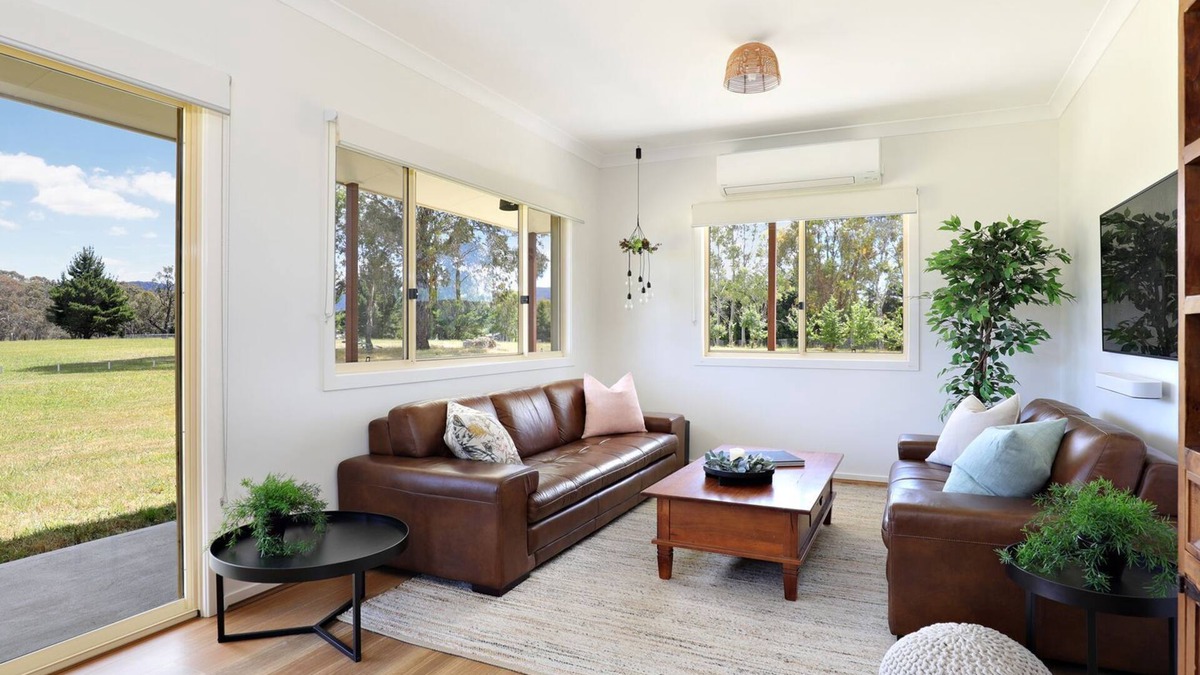 Hartley House | Fynn's Run This three-bedroom, one -bathroom home is set in Hartley on 2.9 hectares