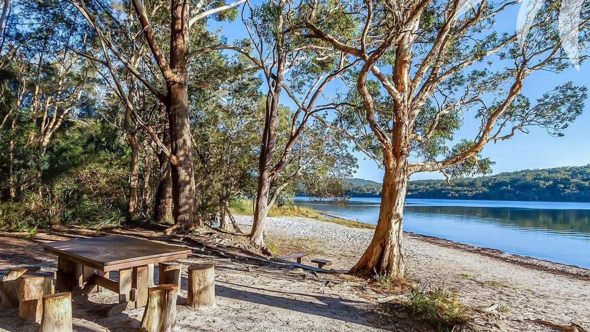 Smiths Lake House | Fyshwicks Cottage - Pacific Palms Holidays