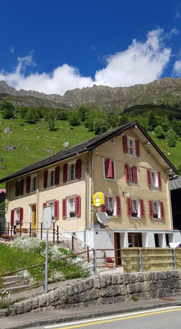 Meien House | Gästehaus Alpenglühn
