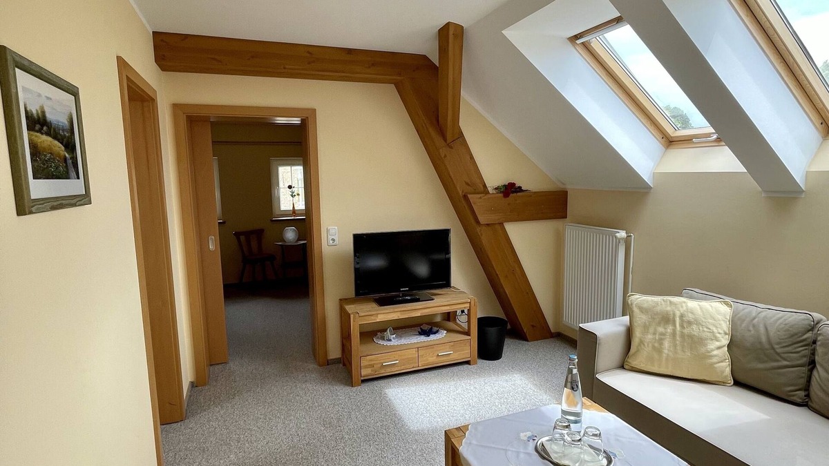 Trebbin Apartment | Gästezimmer mit Bezauberndem Garten und Koi-teich