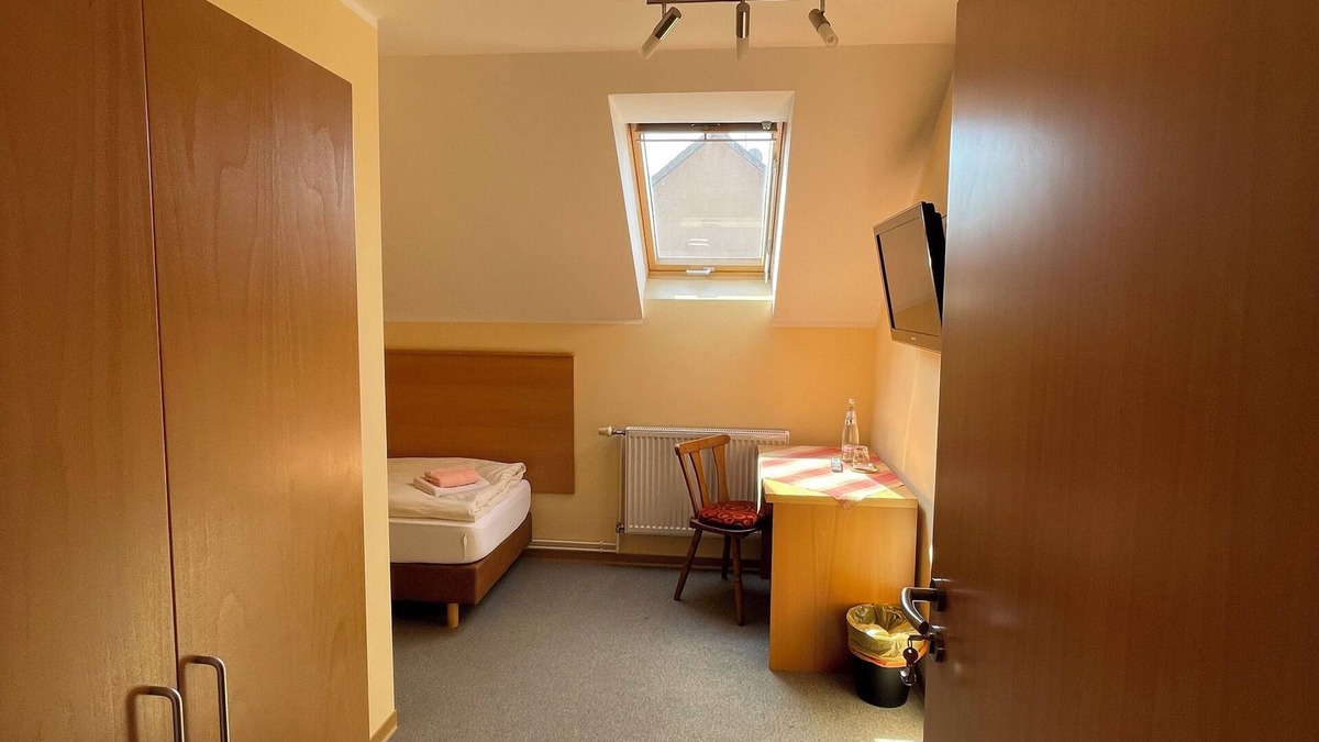 Trebbin Apartment | Gästezimmer mit Bezauberndem Garten und Koi-teich