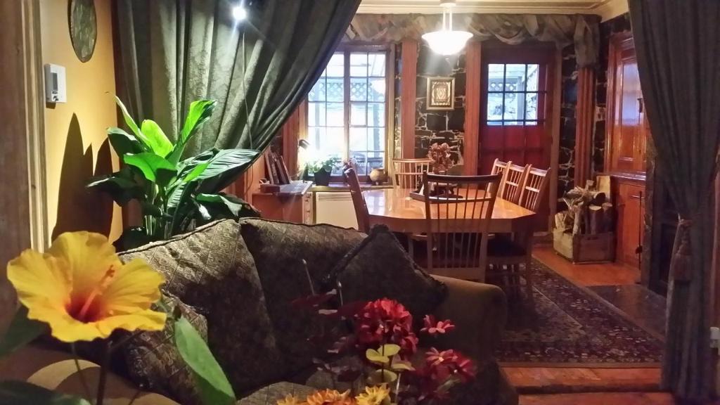 Saint-Jean-Baptiste Bed & Breakfast | Gîte À l'Augustine