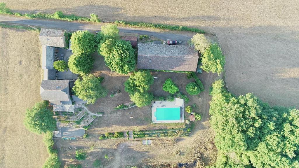 Crespin House | Gîte 'à la campagne' met gedeeld zwembad.