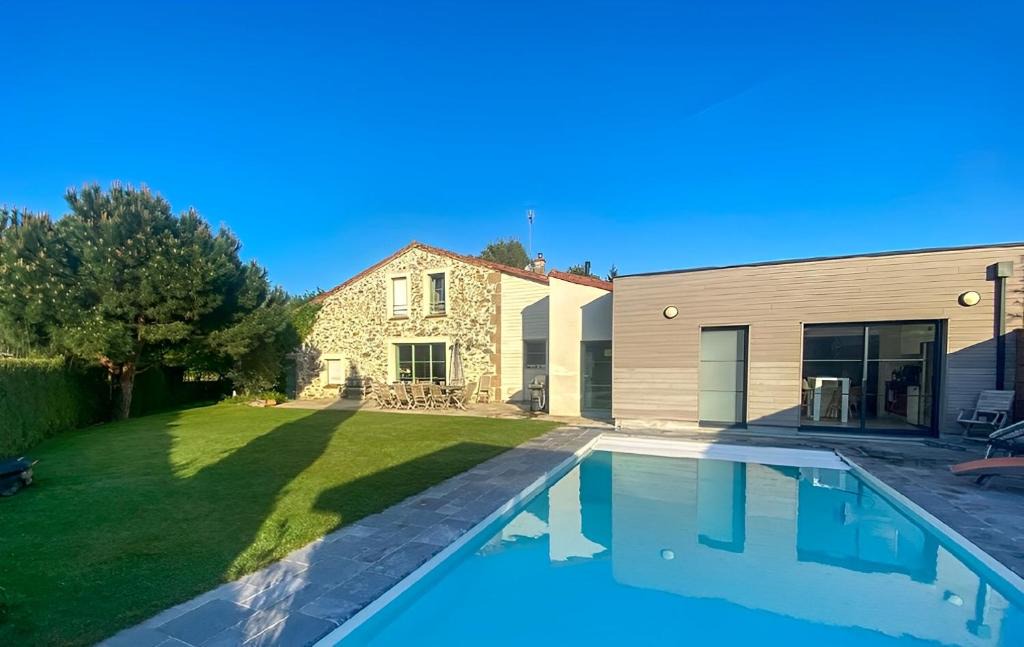 Saint-Andre-de-la-Marche House | Gîte à SAINT ANDRE DE LA MARCHE proche du Puy du foù