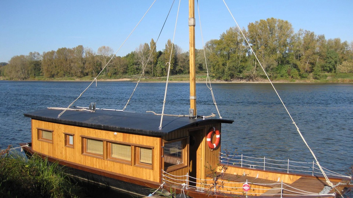 La Chapelle-aux-Naux Boat Rental | Gîte écologique bateau sur la Loire la Toue Reine