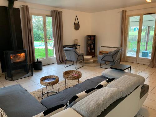 Avermes House | Gîte 3 étoiles les Gourlines avec balneo, véranda, piscine et garage