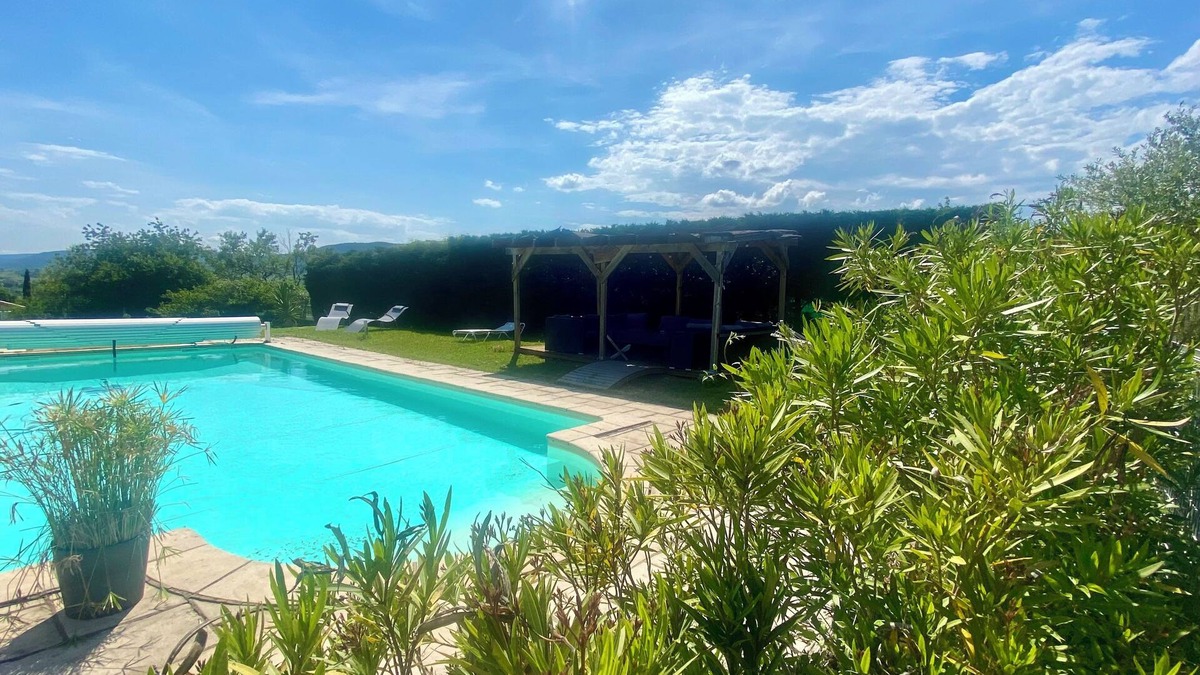 Alba-la-Romaine Apartment | Gîte 4/5p, 2 bedrooms, private garden, shared pool