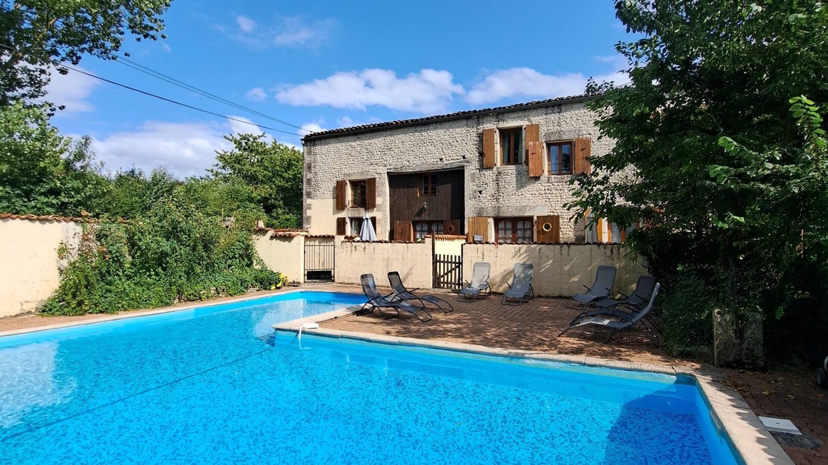 Saint-Pierre-de-Juillers Cottage | Gîte au Bord de la Piscine, Idéal Pour les Familles Avec Ados