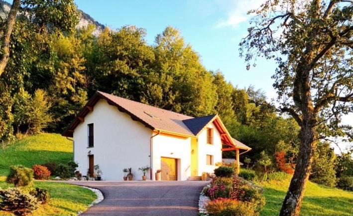 Aiguebelette-le-Lac House | Gîte Au Coeur Du Noyau