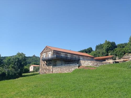Saint-Privat-d'Allier House | Gîte authentique et confortable avec vaste terrain et vue imprenable à Saint-Privat-d'Allier - FR-1-582-478