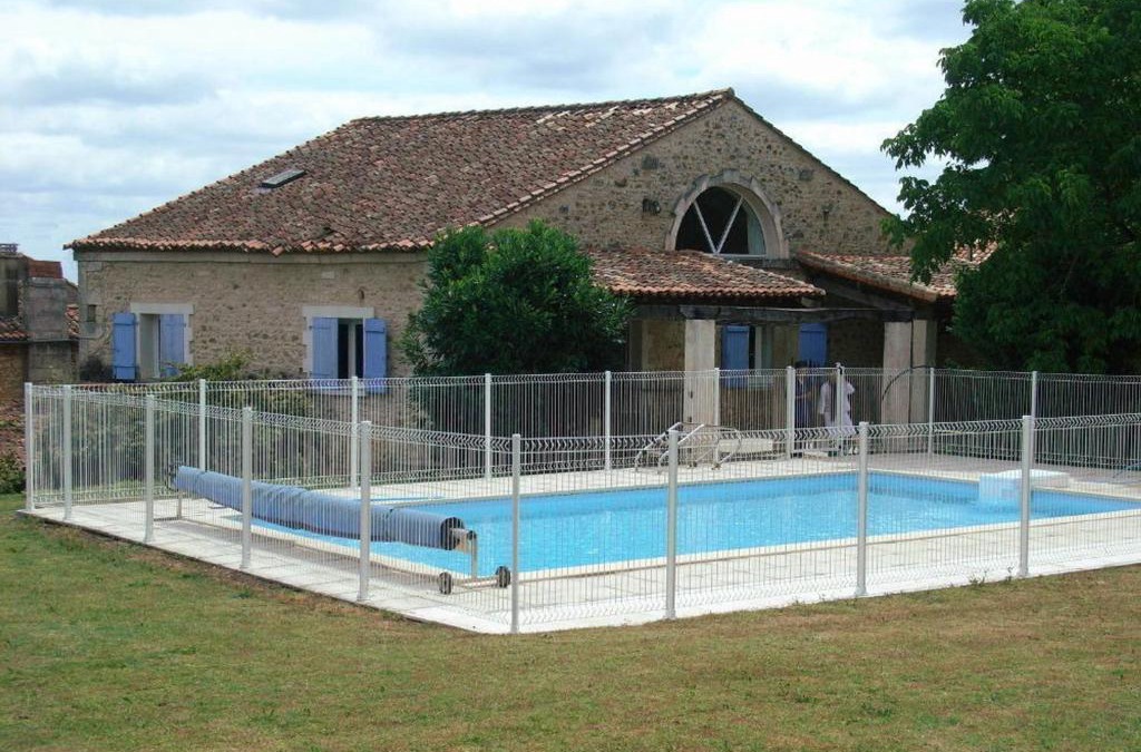 Charras House | Gîte Charentais avec Piscine Chauffée, Jardin, Equip. Bébé et Recharge Électrique - Proche Périgord - FR-1-653-7