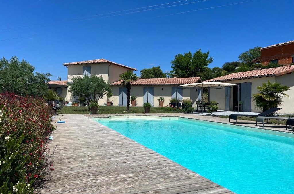 Crest House | Gîte Crest, avec terrasse et piscine.