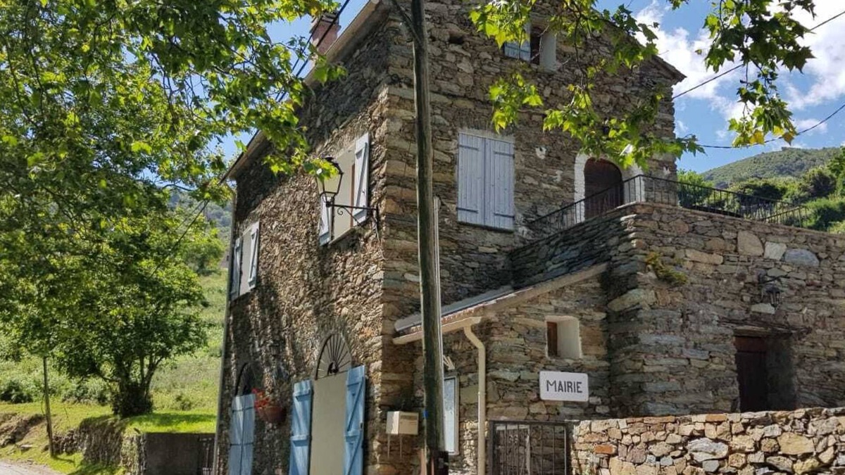 Matra Apartment | Gîte de 4 Personnes Dans une Maison en Pierre de Pays