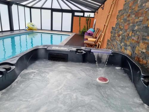 Beaurepaire-sur-Sambre House | Gîte de charme avec piscine, spa et sauna - Tout inclus, à Beaurepaire-sur-Sambre, Parc Naturel Avesnois - FR-1-510-213