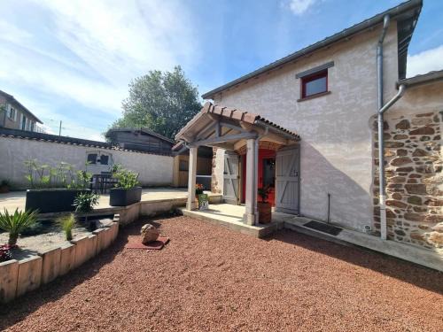 Notre-Dame-de-Boisset House | Gîte de charme avec SPA, terrasse, cheminée et cour, idéal pour un séjour zen à Notre-Dame-de-Boisset - FR-1-496-320