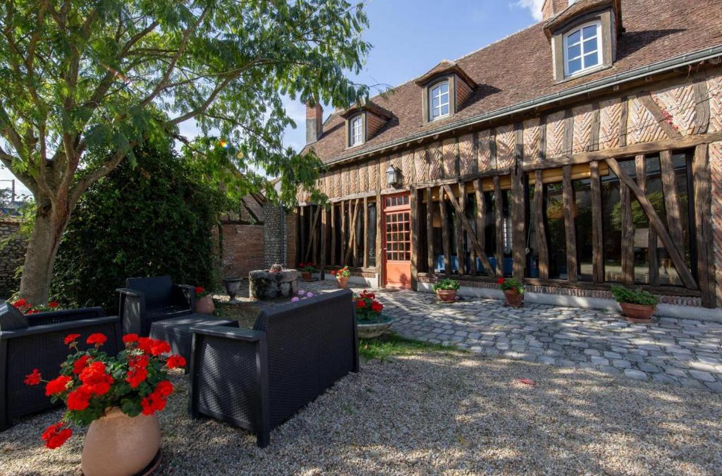 Bellegarde-du-Loiret House | Gîte de charme avec cour et jardin, proche château, cheminée, ping-pong, draps inclus - FR-1-590-2