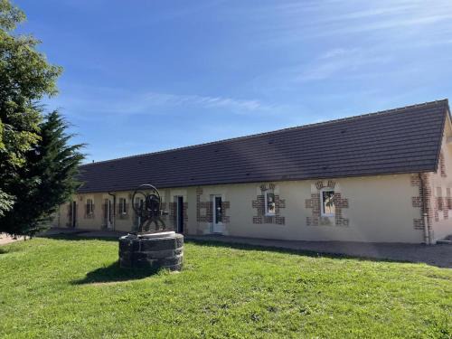 Thiel-sur-Acolin House | Gîte de charme à Thiel-sur-Acolin : terrasse, grand terrain, barbecue et équipements modernes - FR-1-489-338