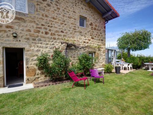 Marols House | Gîte de charme à Marols avec jardin, cheminée, wifi et équipements pour toute la famille - FR-1-496-2