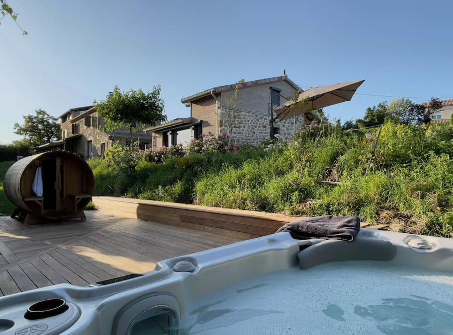 Peaugres Villa | Gîte de charme 5 étoiles pour couple avec sauna et jacuzzi extérieurs privatifs